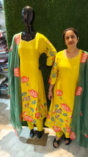 [RJ994302] Yellow Hand-Embroidered Lotus & Cow Motif Suit Set with Green Dupatta